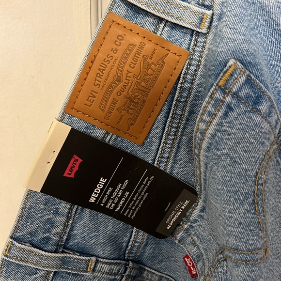 Levi size 30 Women Jeans NWT - Picture 2 of 3